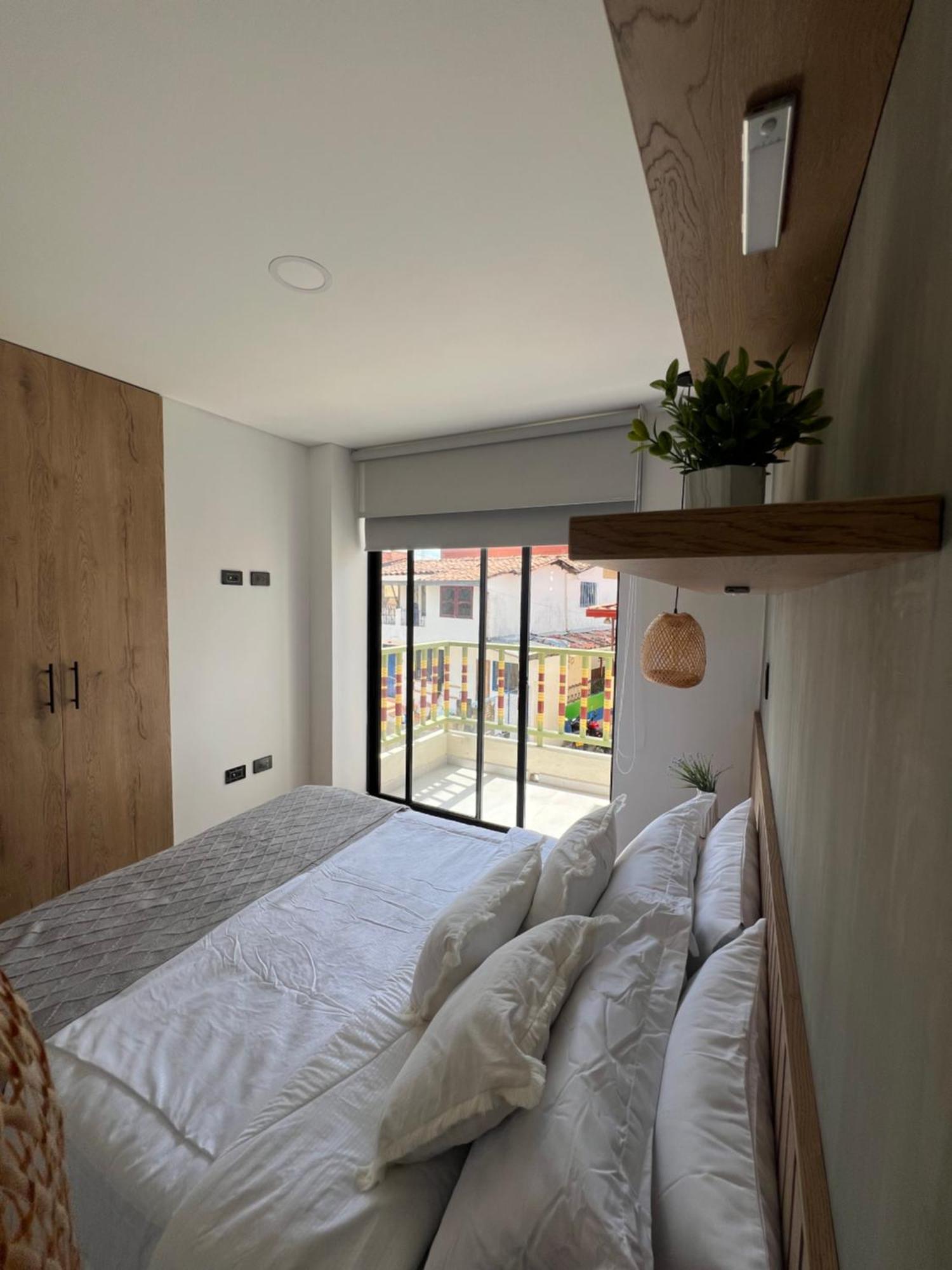 Casa Berlin, Access