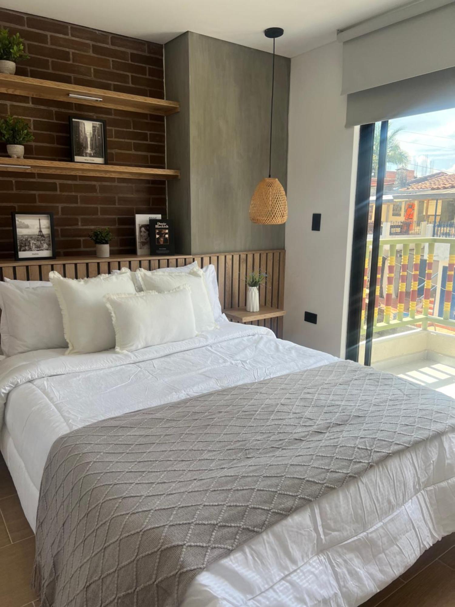 Casa Berlin, Access