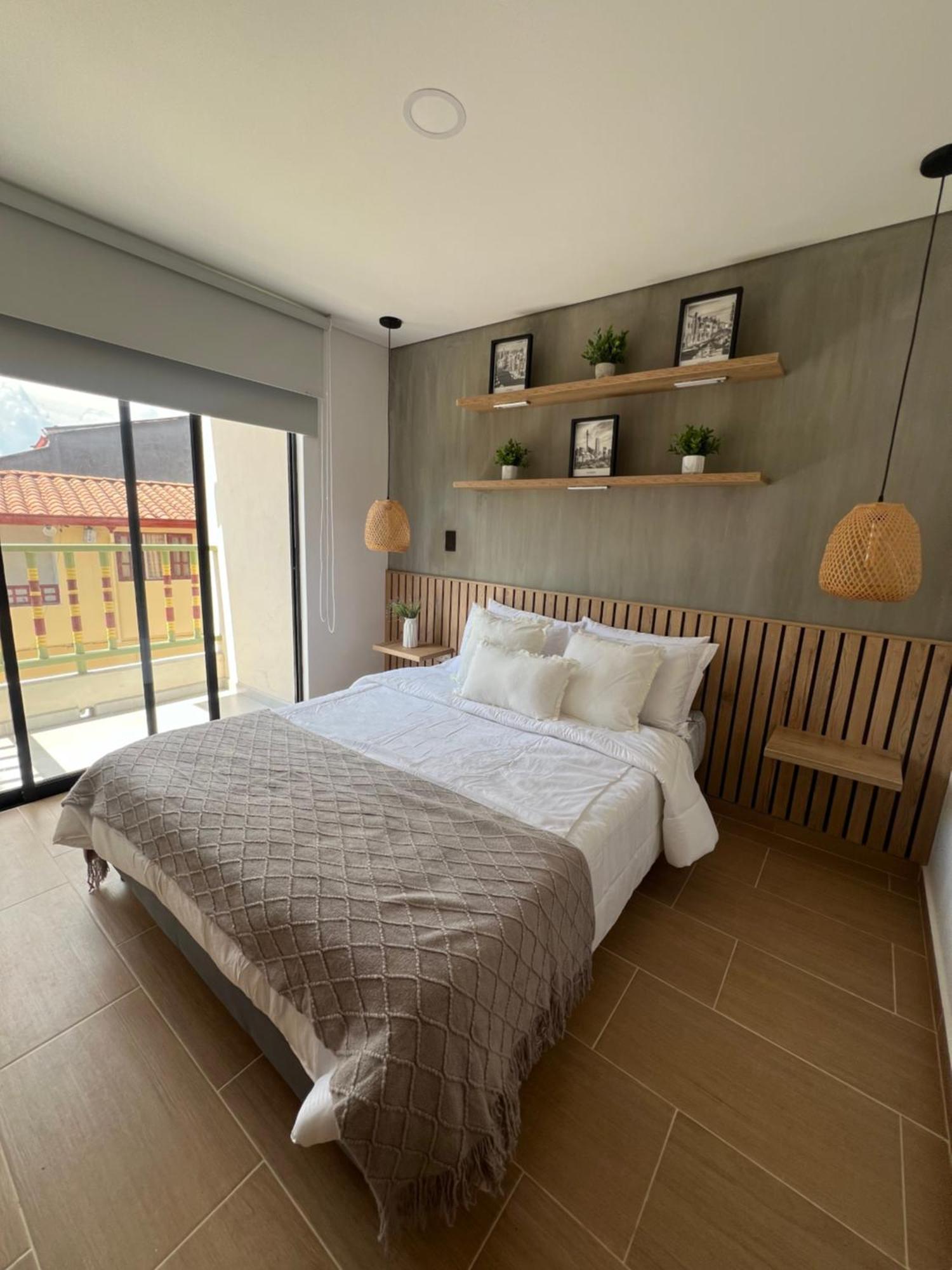 Casa Berlin, Access
